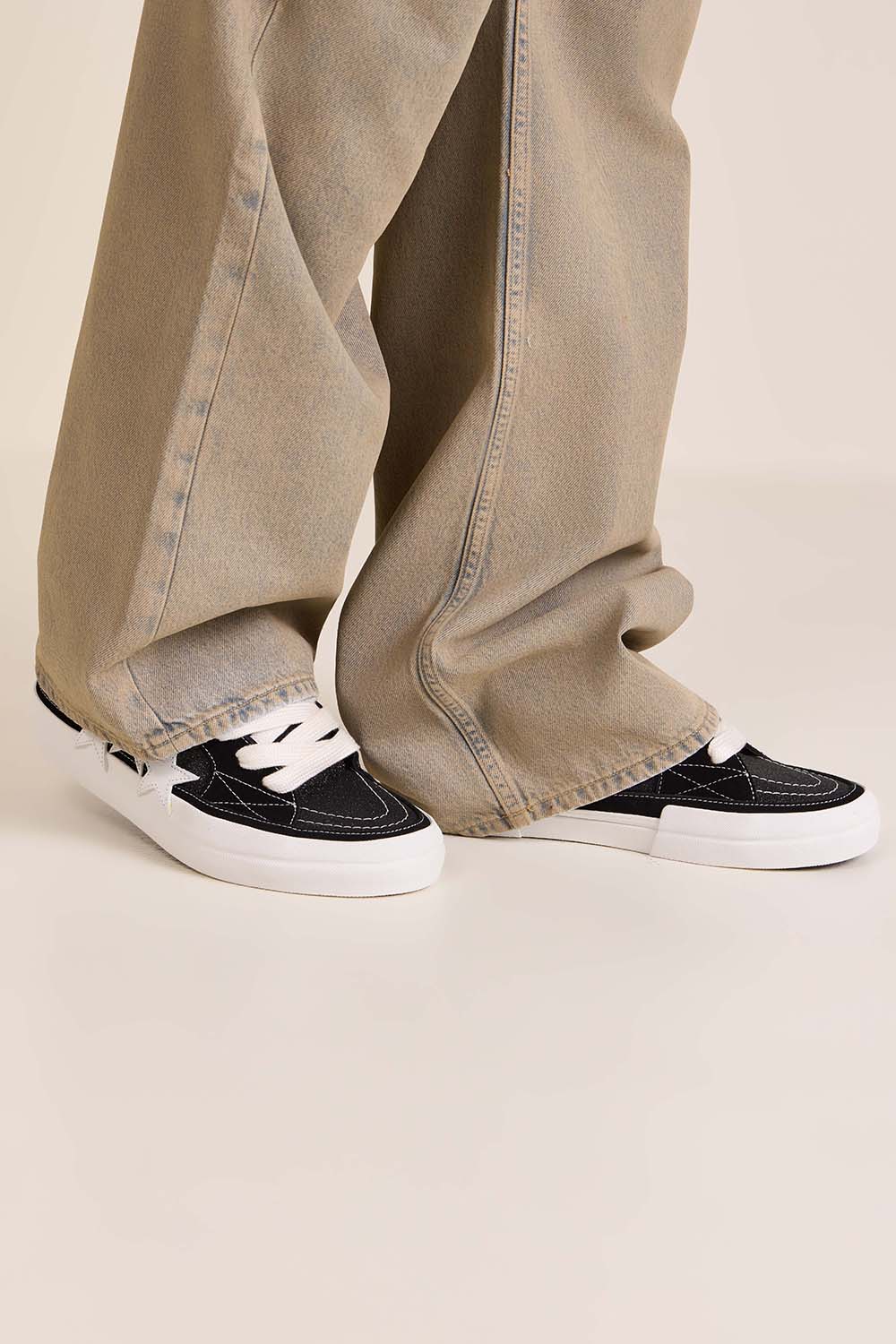 תמונת כל הלוק של נעלי סניקרס